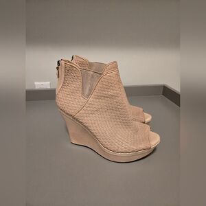 UGG | Hamra Woven Leather Peep‑Toe Wedge Booties – Fawn (Tan) – Women’s 9
